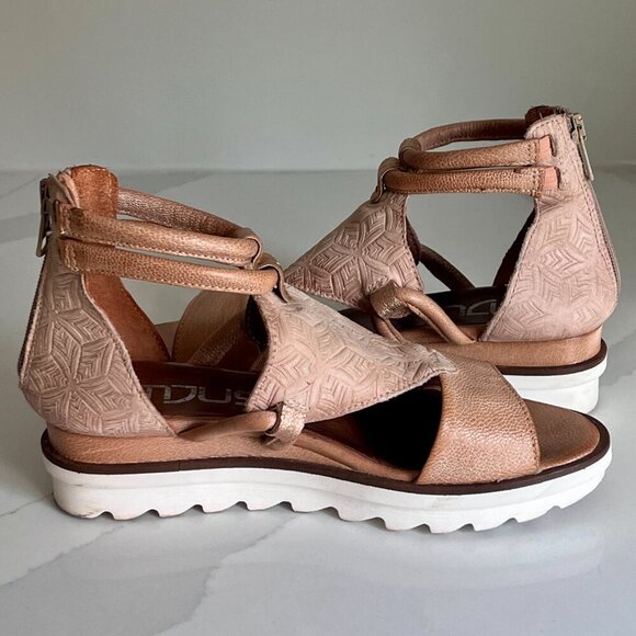 Mjus Woman's Tan Textured Leather Wedge Sandal Size 6 (36) - Picture 8 of 16